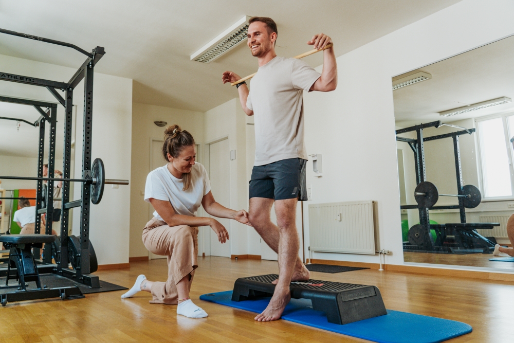 Der Patient trainiert die Beinachse.